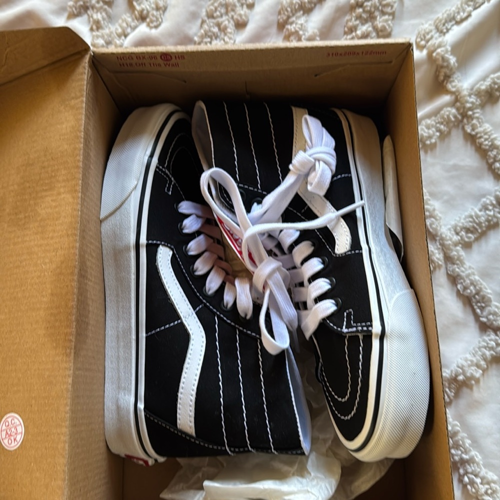 Vans (Canvas) Black/True White
Sk8-Hi Tapered